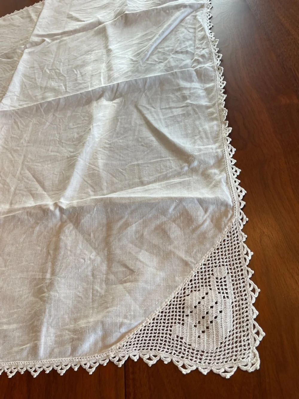 VINTAGE White Tea Pot Crocheted Edge Square Tablecloth @ 31”x 31”